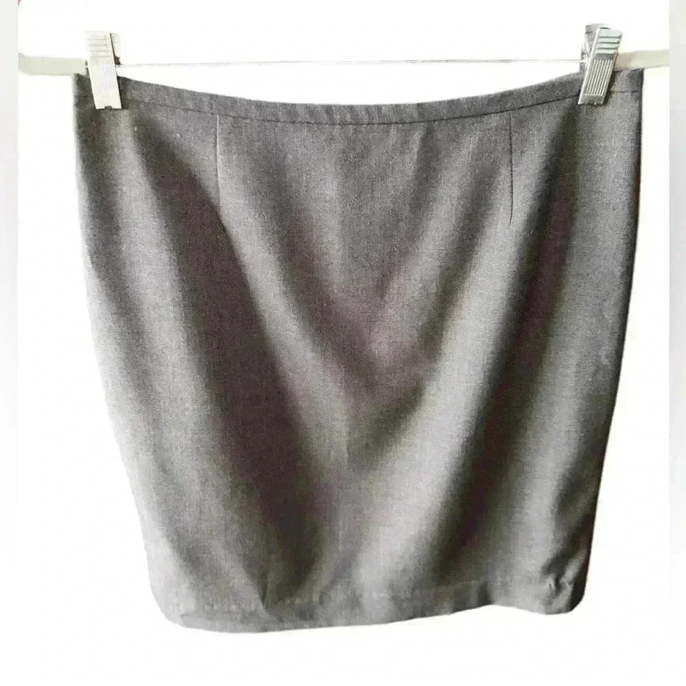 Calvin Klein size 8P lined gray work pencil skirt. Back kick pleat & zipper.